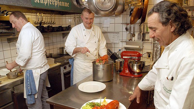 "Unsere Gäste sollen nicht zufrieden, sie sollen begeistert sein", sagt Erwin Weidenhiller, Chef des Restaurants "Kupferpfanne" in Fürth. Und das sind sie seit genau 40 Jahren. "Wir bleiben wie wir sind", so Weidenhiller (68) weiter. Gehobene, klassische und französische Küche wird in der "Kupferpfanne" gegenüber dem Rathaus hinter Butzenscheiben serviert. 
Hier geht es zum Gastro-Artikel der Kupferpfanne
