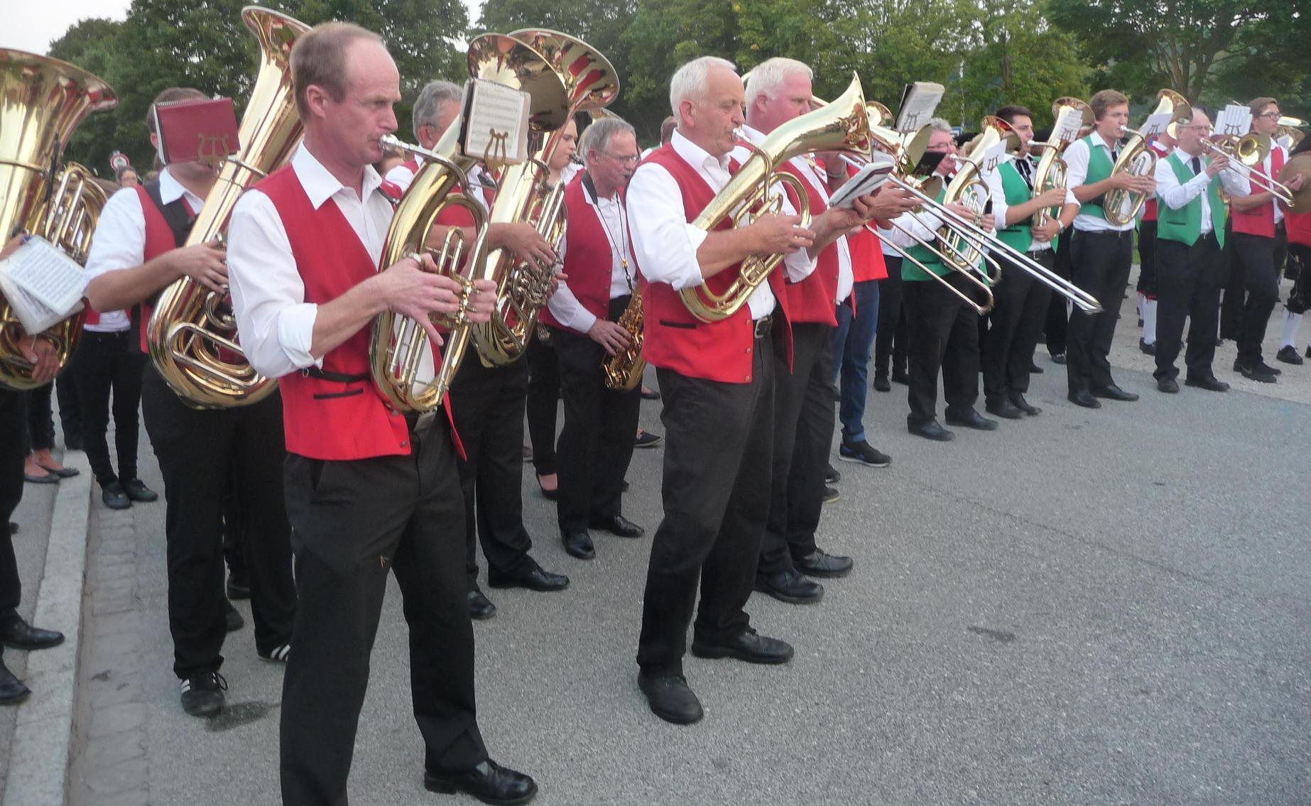 Wir haben ein eigenes Lied: Das Frankenlied. Unsere inoffizielle Hymne. Die sagt auch ganz klar, was man tun soll: "Ins Land der Franken fahren."