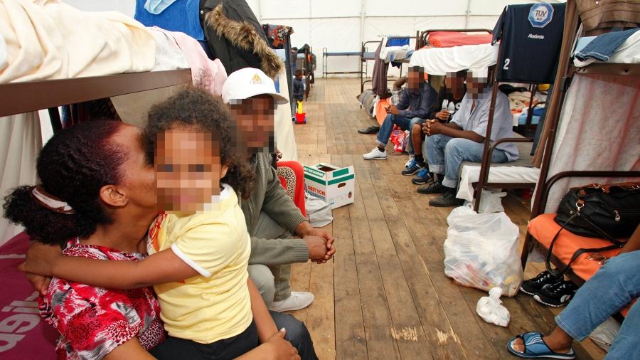 Ein Stockbett neben dem anderen: Männer, Frauen und Kinder lebten im Zelt an der Deutschherrnstraße dicht aufeinander.