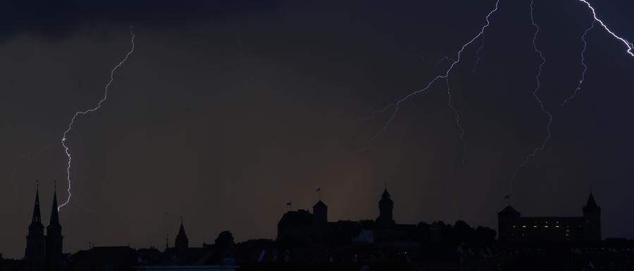 Wie diese Blitze über der Kaiserburg, durchzuckten Unwetter auch noch den September.