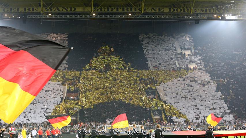 Die Fans in Dortmund lassen sich nicht lumpen und bereiten der Mannschaft von Joachim Löw einen weltmeisterlichen Empfang.