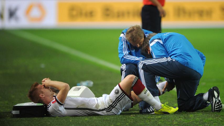 Einen Wehmutstropfen gibt es dennoch. In der Nachspielzeit knickt Marco Reus mit dem linken Fuß um und muss verletzt vom Platz.