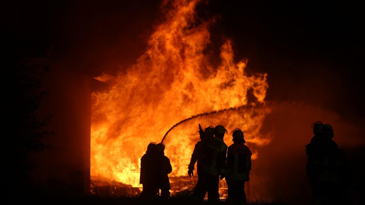 Mehr als 30 Feuerwehren eilten nach Reckendorf, wo in einer Schreinerei ein Großbrand ausgebrochen war.