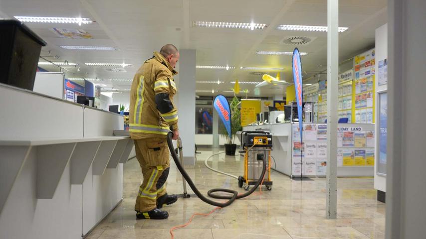 Flughafen Nürnberg unter Wasser: Die Feuerwehr rückte an