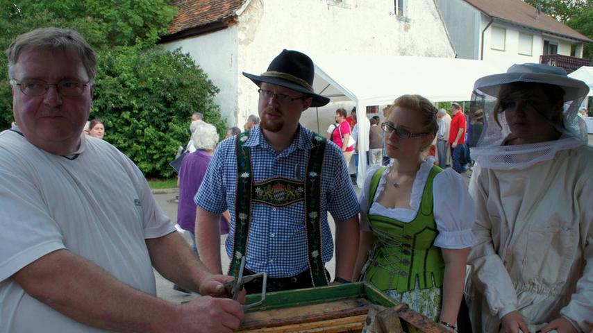 Die Sammenheimer zeigten ihren Gästen, welche kulinarischen Besonderheiten mit der Walnuss kreiert werden können. Ob im Likör, im Kuchen, in der Bratwurst, im Brot, in der Marmelade oder auch im Rollbraten – überall biss man auf die Sammenheimer Spezialität.