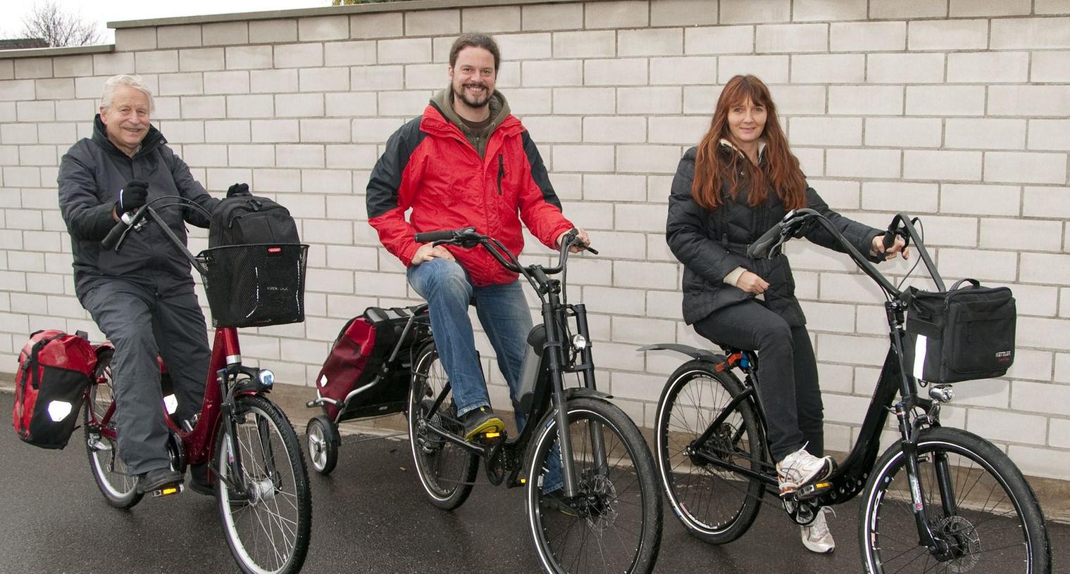 Ein Gepäckträger fehlt, stattdessen ist ein Halter für Packtaschen am Schutzblech des "optimalen Fahrrads" montiert. Helmut Wirkner, Markus und Angela Streck (von links) sind begeistert.