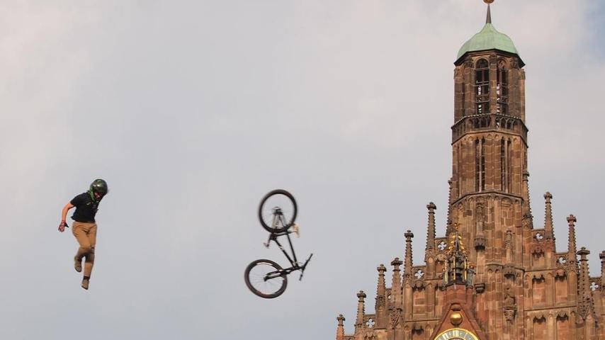 "Radfahrer-Ballett vor der Frauenkirche", nennt Helmut Kraus dieses Bild. Es war tatsächlich erstaunlich, wie elegant Nicholi Rogatkin nach dem freien Fall aus großer Höhe aufkam und den Landehügel hinab gerannt ist.