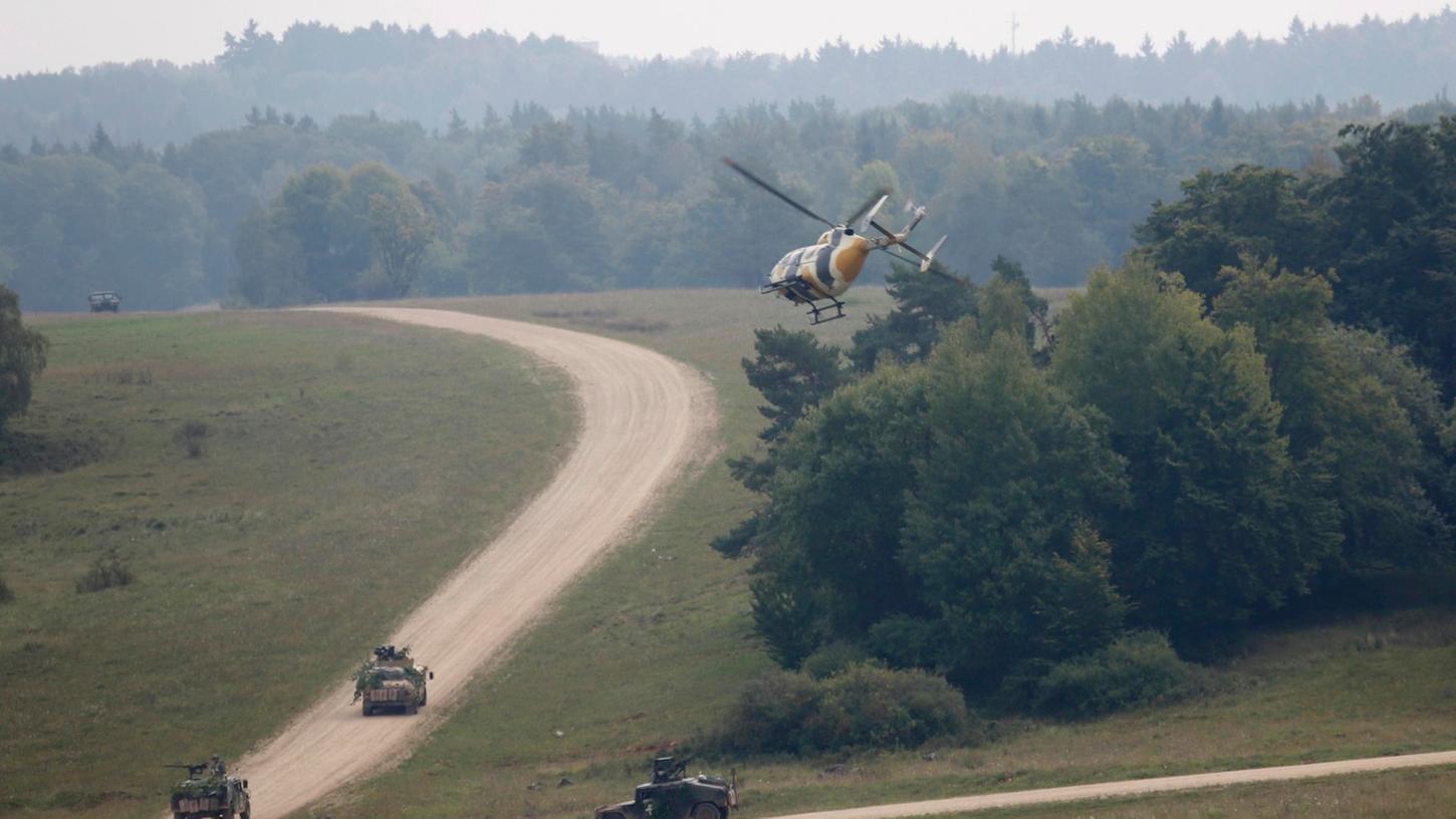 Die US-Army auf dem Boden und in der Luft, hier ein Foto der Militärübung "Saber Junction 2014" bei der 5800 Soldaten aus 16 Nationen unter Federführung der Amerikaner in Hohenfels den gemeinsamen Krisenfall geprobt haben.
