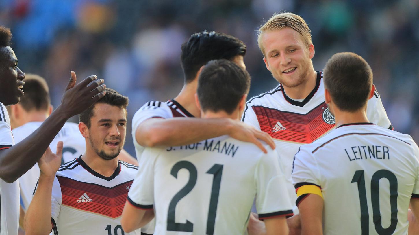 Deutschlands  Philipp Hofmann (zweiter von rechts) bejubelt seinen Treffer zum 2:0.