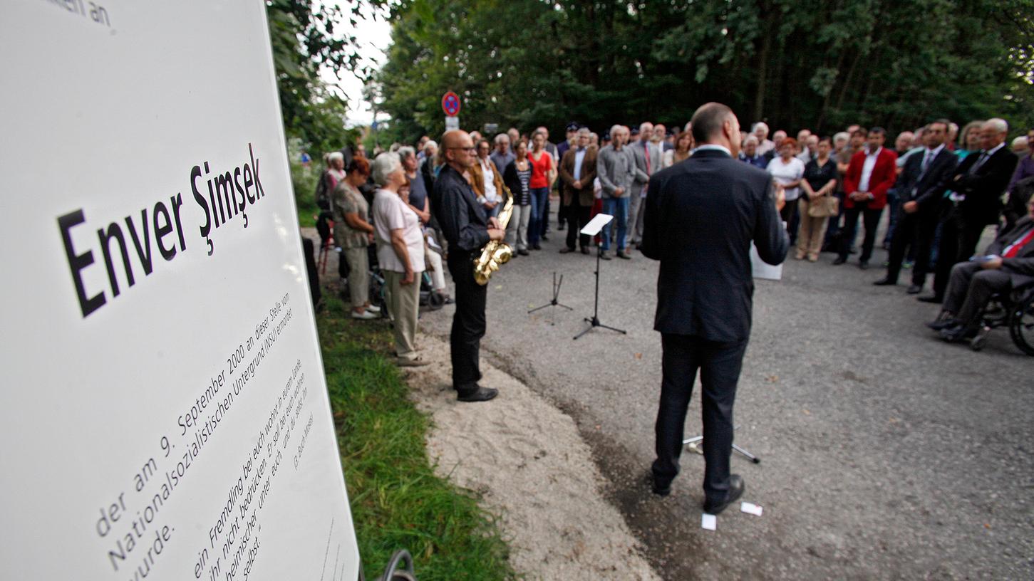 Die Gedenktafel wurde im Jahr 2014 im Beisein von Simseks Witwe in Altenfurt eingeweiht. Jetzt hat ein Unbekannter das Bauwerk mit seinem Auto beschädigt.