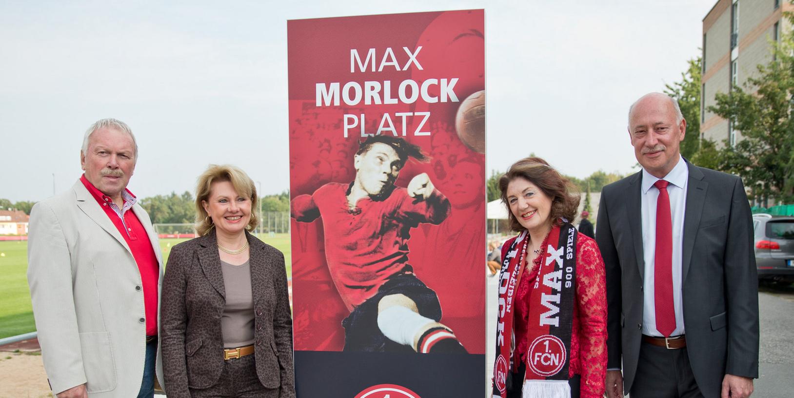Die Töchter der Club-Legende Max Morlock, Birgit Bussinger (l) und Ursula Diehl mit Finanzvorstand Ralf Woy (r) und dem FCN-Aufsichtsratvorsitzenden Klaus Schramm.