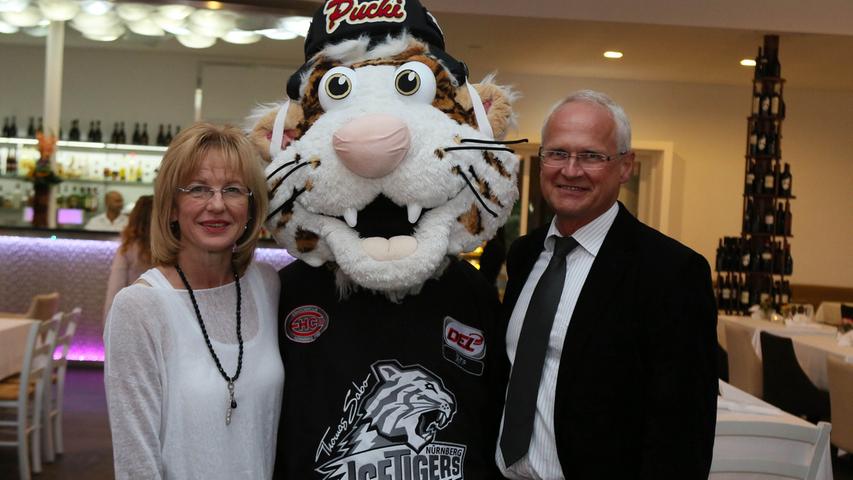 Auch in der Politik scheint das Tigers-Maskottchen seine Fans zu haben. Bürgermeister Klemens Gsell und seine Frau lassen sich jedenfalls gerne mit ihm ablichten.