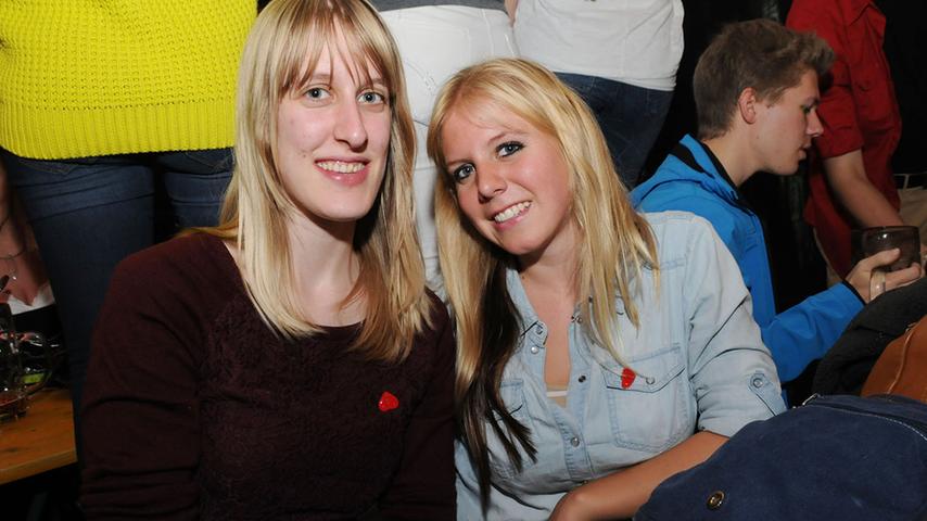 Für Anja (19) und Manuela (20) aus Nürnberg ist es ein toller Abend: "Die Ladies Night ist ein super Angebot", finden die beiden Blondinen.