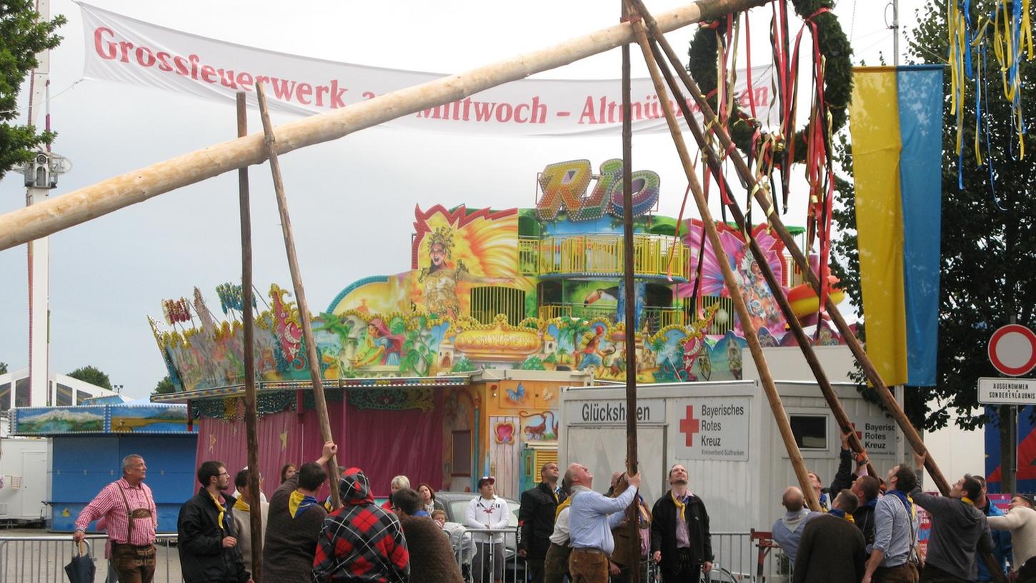 Das Aufstellen des Kerwabaumes vor dem Volksfestgelände läutet bereits zwei Tage vor der offiziellen Eröffnung die Kirchweih-Saison  in Gunzenhausen ein.