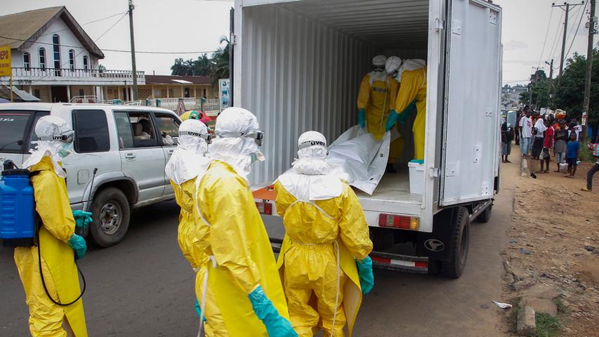 Die Bundesregierung verstärkt ihre Hilfen für die Ebola-Krisengebiete in Afrika deutlich. Auch Kuba kündigte an, 165 medizinische Helfer zum Kampf gegen Ebola nach Westafrika zu senden.