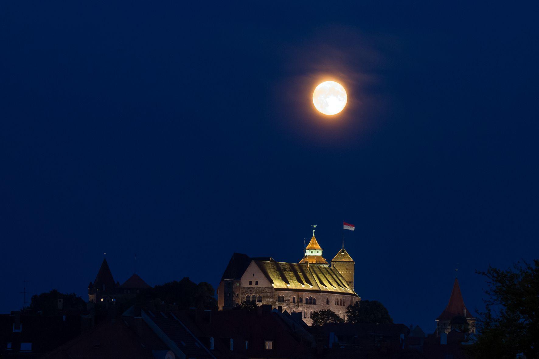 Die Nürnberger Burg ist das Wahrzeichen der Stadt und eine der bedeutendsten Wehranlagen Europas. Wir haben elf erstaunliche Fakten über sie herausgefunden. Es gab früher eine Sternwarte auf der Kaiserburg. Ab 1678 richtete der Astronom Georg Christoph Eimmart (1638–1705) auf der Burg ein astronomisches Observatorium ein, das bis 1757 existierte. Eimmart beobachtete Sonnen- und Mondfinsternisse, dokumentierte Kometenerscheinungen und berechnete Sonnenlichtstreuungen und Planetenkonstellationen. Im Kaiserburg-Museum sind einige seiner Messinstrumente sowie Rüstungen, originale Alltagsgegenstände und archäologische Funde aus dem Burggraben ausgestellt.