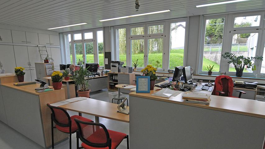 Die Verwaltung ist während des zweiten Bauabschnitts in einem Klassenzimmer einquartiert.
