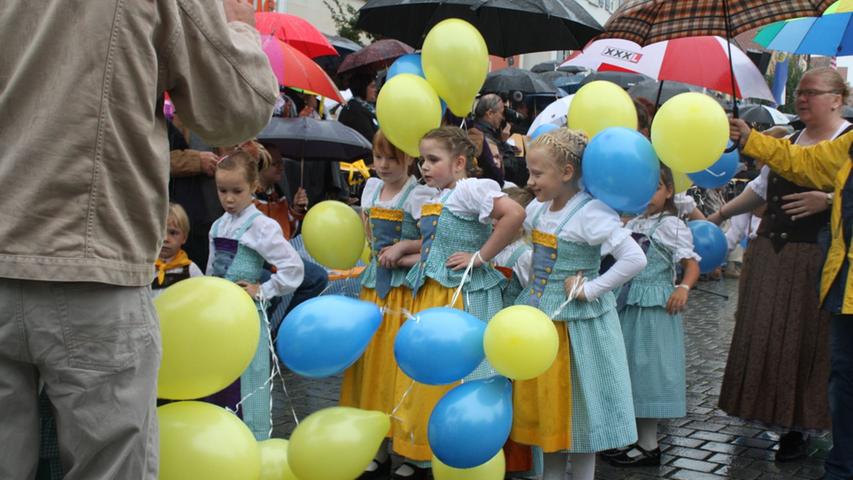 Luftballons in den Stadtfarben ließen die Kinder des Trachtenvereins D’Altmühltaler in den regengrauen Himmel steigen.
