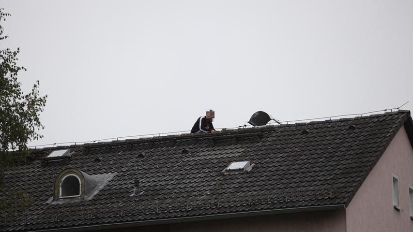 Ein junger Mann war am Samstagmittag in Rehau (Landkreis Hof) auf das Dach eines Mehrfamilienhauses geklettert und hielt Anwohner und Polizei stundenlang in Atem.