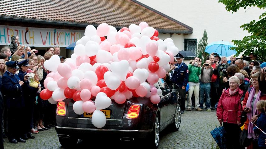 Anschließend wurde im Schloss Garatshausen im Tutzinger Nachbarort Feldafing weitergefeiert. Das Hochzeitspaar fuhr natürlich in einem standesgemäßen Wagen hin - mit vielen roten und weißen Luftballons.