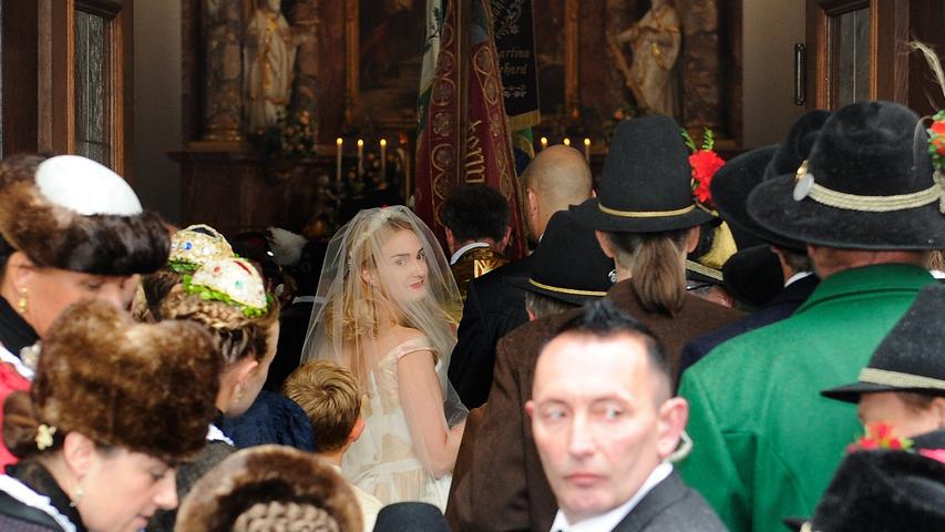 Dann kam auch schon die wunderschöne Braut im cremefarbenen langen Kleid, mit einer welligen Frisur samt Diadem unter dem Schleier.