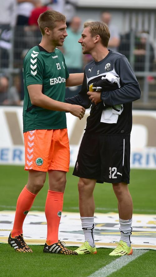 Marco Stiepermann (l.) gibt vor dem Anpfiff noch dem Ex-Fürther Timo Achenbach die Hand. Die beiden kennen sich von ihrer gemeinsamen Zeit bei Alemannia Aachen.