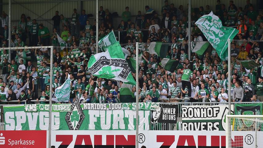 Etwa 700 Fürth-Fans haben sich mit auf den Weg nach Sandhausen gemacht, um ihre Mannschaft von den Rängen zu unterstützen.