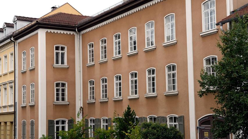 Das Wohn- und Geschäftshaus in der Hindenburgstraße 4a in Erlangen wurde um 1860/1870 gebaut.