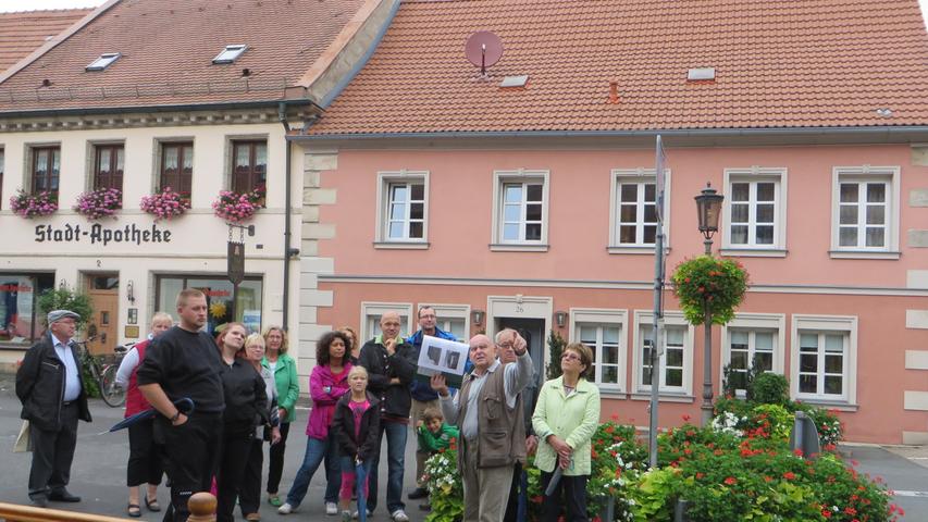 Am Sonntag konnten beim "Tag des offenen Denkmals" zahlreiche  Gebäude in Erlangen besichtigt werden. Auch Führungen standen auf dem Programm, wie hier am Rathausplatz in Baiersdorf.