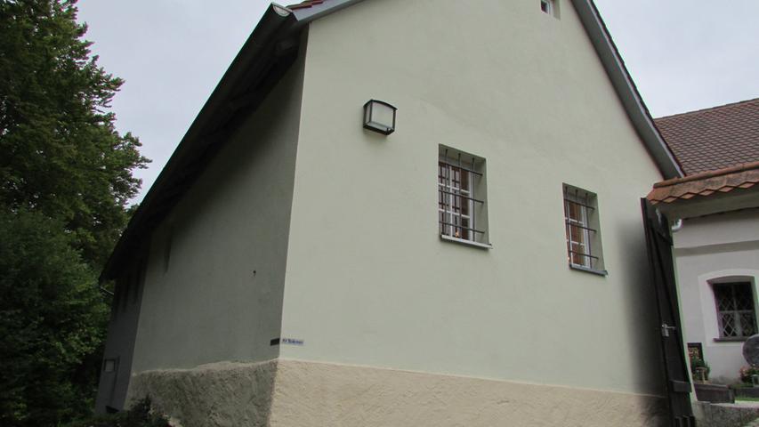Es ist ein kleines, bescheidenes Häuschen, eingeschossig mit Satteldach, um 1750 erbaut...