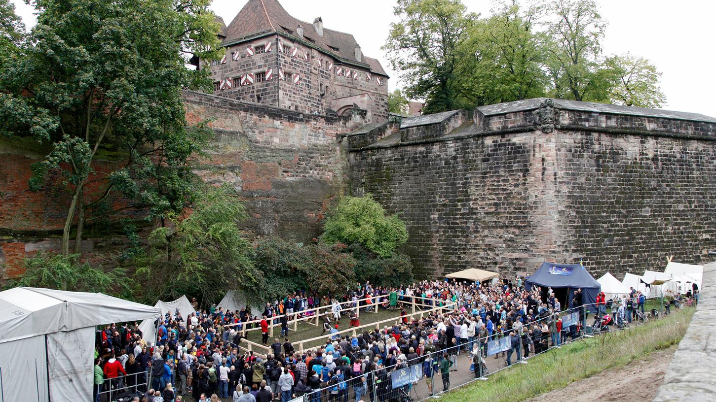 Einmal wie ein echter Ritter kämpfen - beim Burggrabenfest unter der Kaiserburg in Nürnberg hatte man am Wochenende die Gelegenheit dazu.