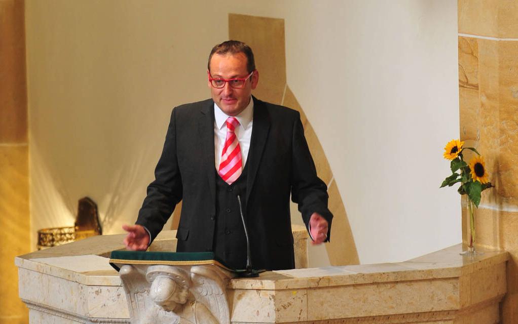 Volker Heißmann ist als Teil des Duos Waltraud und Mariechen, manchmal aber auch in der Kirche aktiv. Volker Heißmann ist als Teil des Duos Waltraud und Mariechen, manchmal aber auch in der Kirche aktiv.