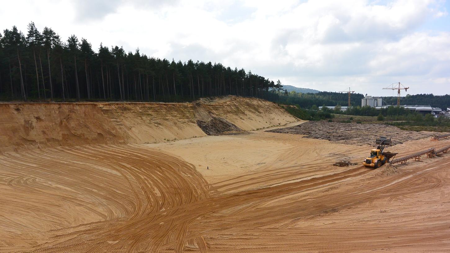 Die Firma Zapf aus Bayreuth darf in den nächsten zehn bis 20 Jahren Sand auf einer Fläche von 11,5 Hektar abbauen. Sorgen macht den Stadtwerken nicht die Ausbeutung der bis zu 14 Meter starken Sandvorkommen in diesem Zustromgebiet hinunter zur Miss, sondern der mögliche Verlust des Deckbodens.