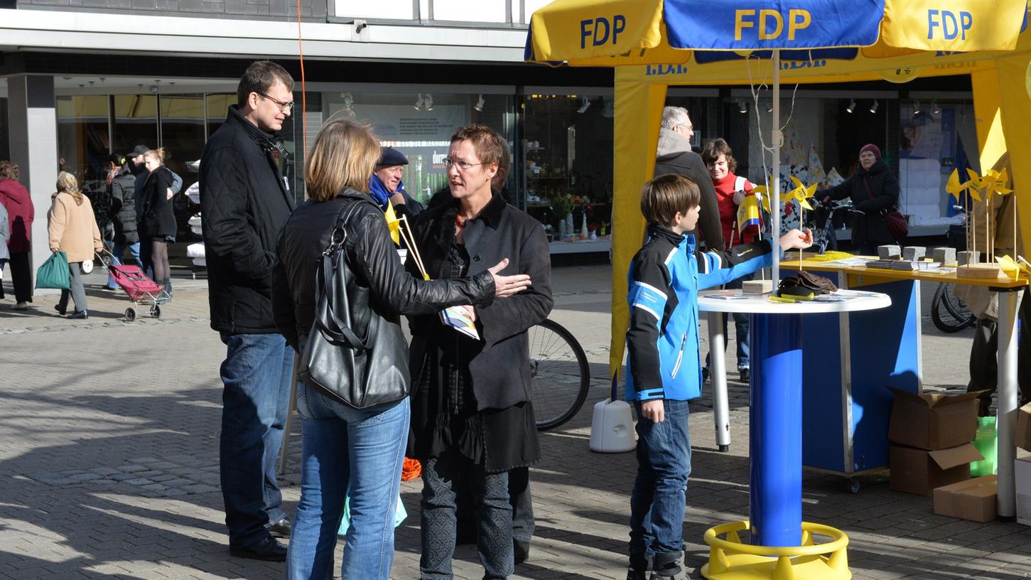 Auf lokaler Ebene noch verankert: Die Liberale Elisabeth Preuß. Links Lars Kittel, der FDP-Fraktionsvorsitzende im Stadtrat.