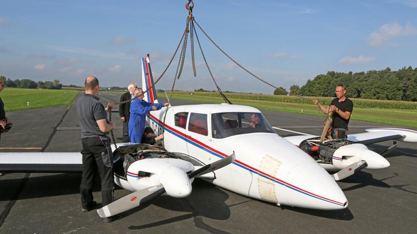Der erfahrene 64-jährige Pilot aus Oberbayern war mit seiner zweimotorigen Maschine am Morgen im österreichischen Schärding mit Ziel Herzogenaurach gestartet, um dort das Flugzeug routinemäßig zur Wartung zu bringen.