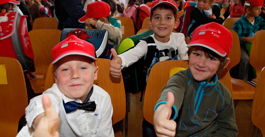 Mit roter Mütze und Schultüte: Stadt Nürnberg begrüßt Erstklässler