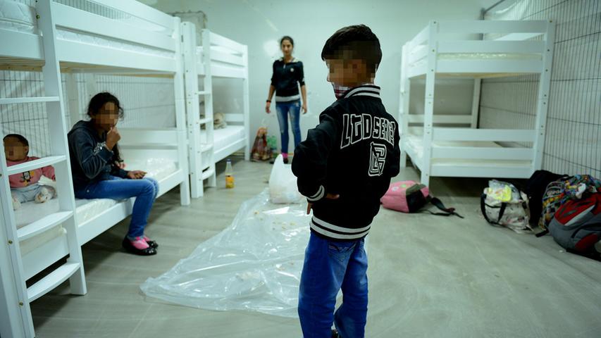 Untergebracht sind die Flüchtlinge in mit Bauzäunen abgesperrten "Zellen", die jeweils zwischen drei und sechs Personen beherbergen.