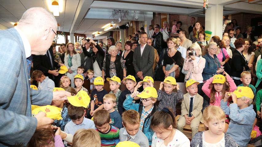 Bei den Erstklässlern und ihren Eltern war auch in Fürth die Aufregung zum Schulbeginn groß. Zum Beginn des neuen Schuljahres zogen die ABC-Schützen mit Schultüten und brandneuen Ranzen los. In Zirndorf gab es noch knall-gelbe Mützen oben drauf.