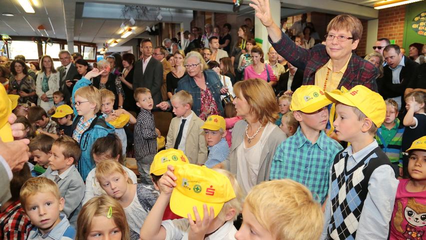 Bei den Erstklässlern und ihren Eltern war auch in Fürth die Aufregung zum Schulbeginn groß. Zum Beginn des neuen Schuljahres zogen die ABC-Schützen mit Schultüten und brandneuen Ranzen los. In Zirndorf gab es noch knall-gelbe Mützen oben drauf.