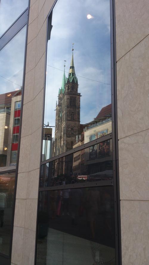 Stadt aus Glas: Spiegelungen in Nürnbergs Fassaden