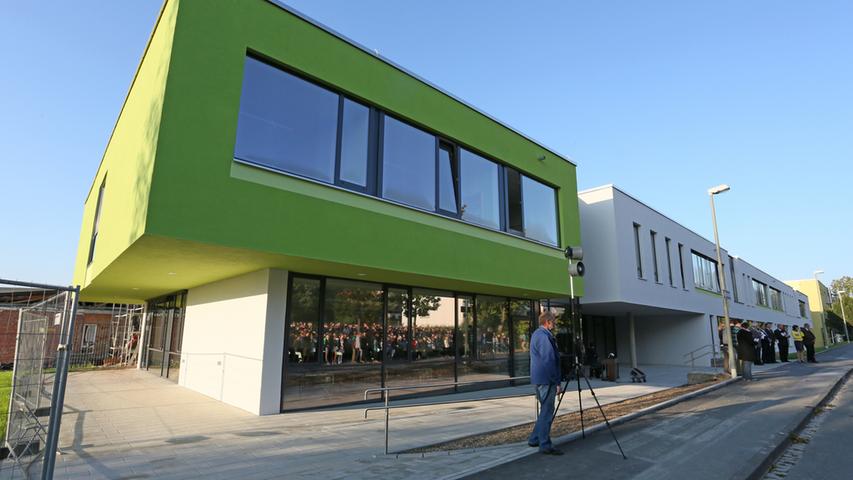 Ein weiterer Abschnitt im Rahmen der laufenden Sanierung des Gymnasiums in Höchstadt ist fertig gestellt: Der Nordbau mit den Fachräumen wurde jetzt eingeweiht...