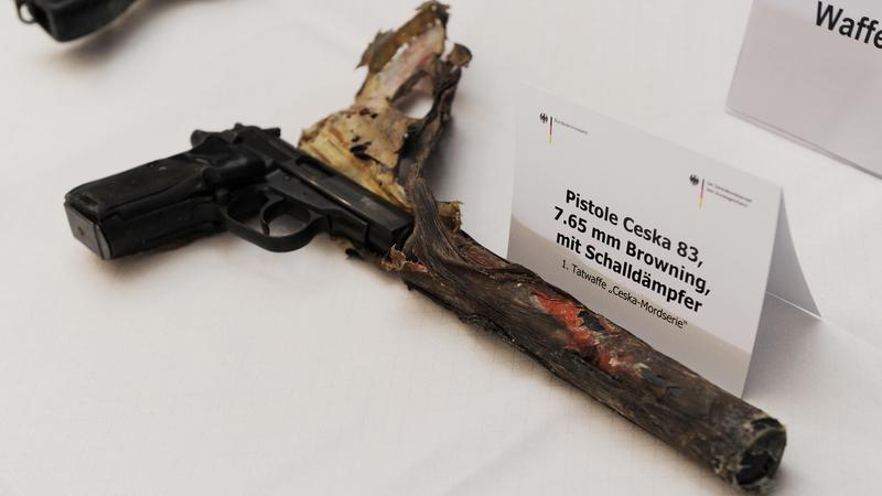 Die Pistole Ceska 83, 7,65 Browning mit Schalldämpfer, ist die erste Tatwaffe der sogenannten "Ceska-Mordserie". Zwei Schweizer Kriminalpolizisten sollen diese Woche im NSU-Prozess als Zeugen dazu beitragen, die immer noch ungelösten Rätsel um die wichtigste Mordwaffe des NSU-Trios aufzuklären.
