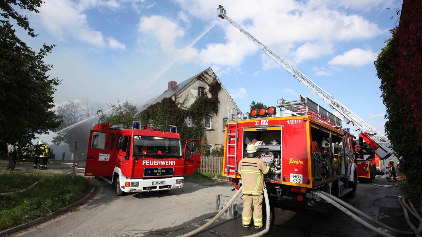 Bei dem Scheunenbrand in Gattendorf ist wohl auch ein Wohnhaus gefährdet.