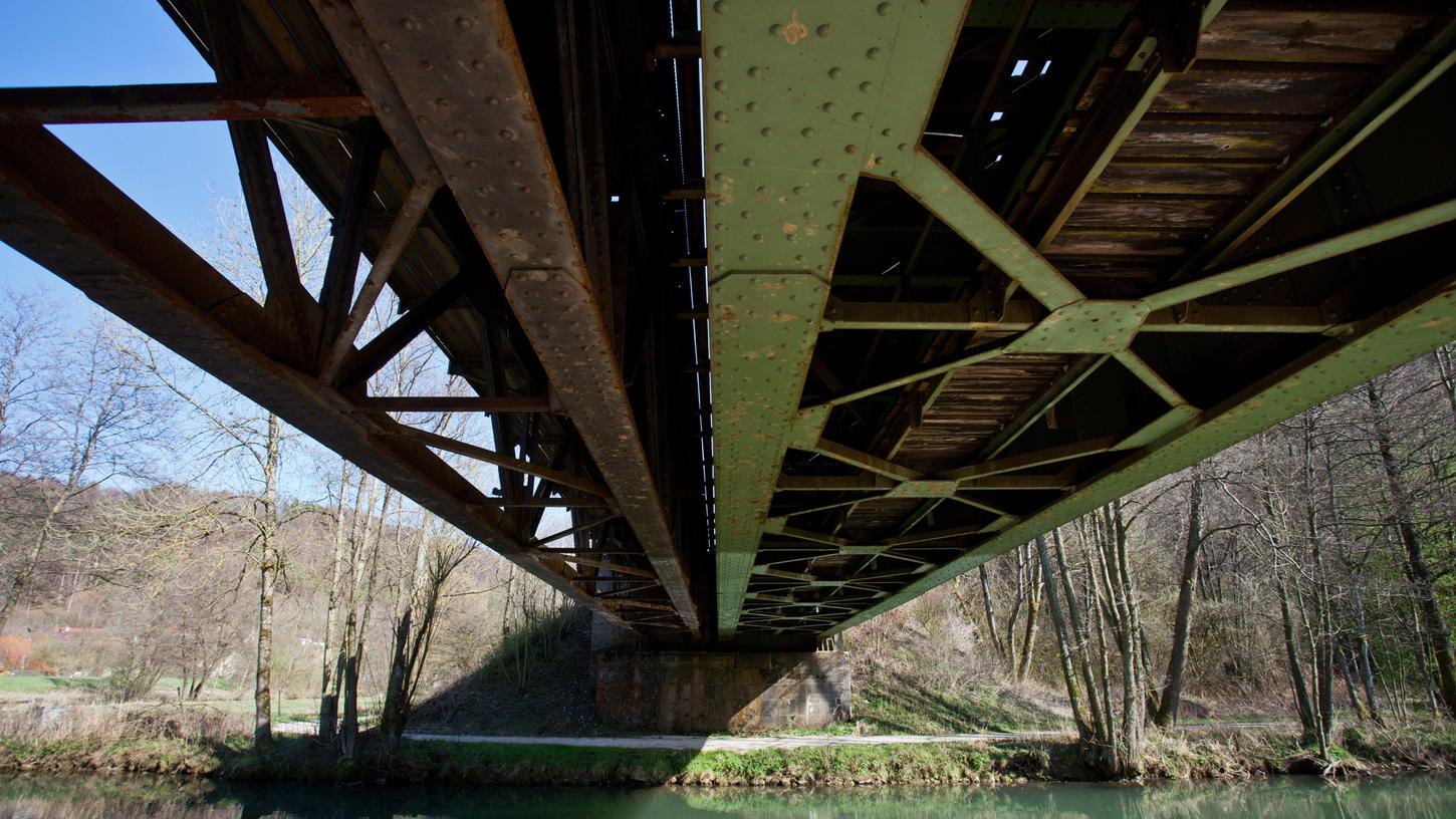 Blick unter eine Eisenbahn-Stahlbrücke in Artelshofen bei Vorra (Landkreis Nürnberger Land/Mittelfranken). Inzwischen ist bekannt, dass 19 der 23 alten Stahlbrücken zwischen Hersbruck und Pegnitz erhalten werden können.