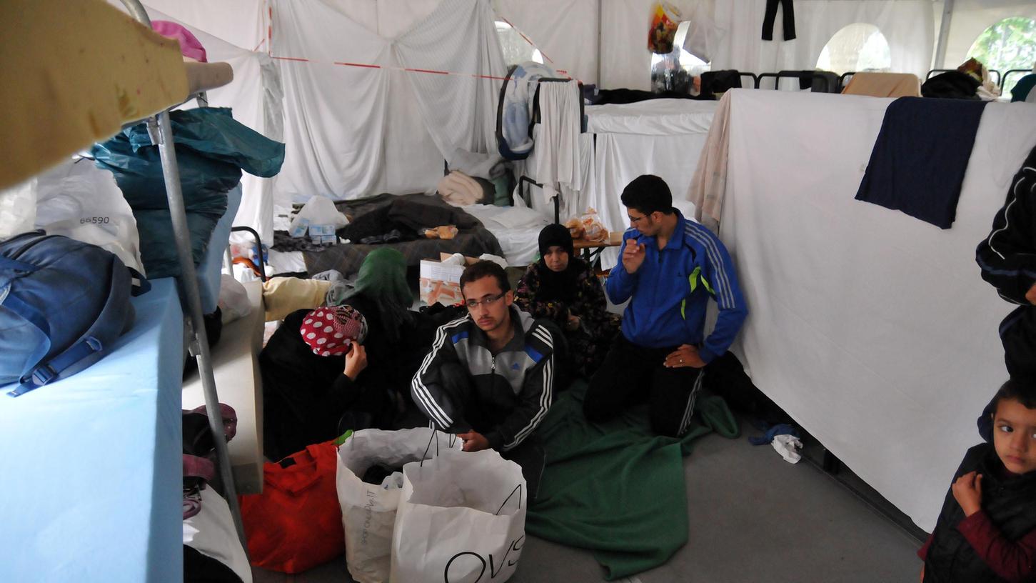 Ein Bild aus der zentralen Aufnahmeeinrichtung (ZAE) in Zirndorf: Die Flüchtlinge sollen möglichst schnell verteilt werden.