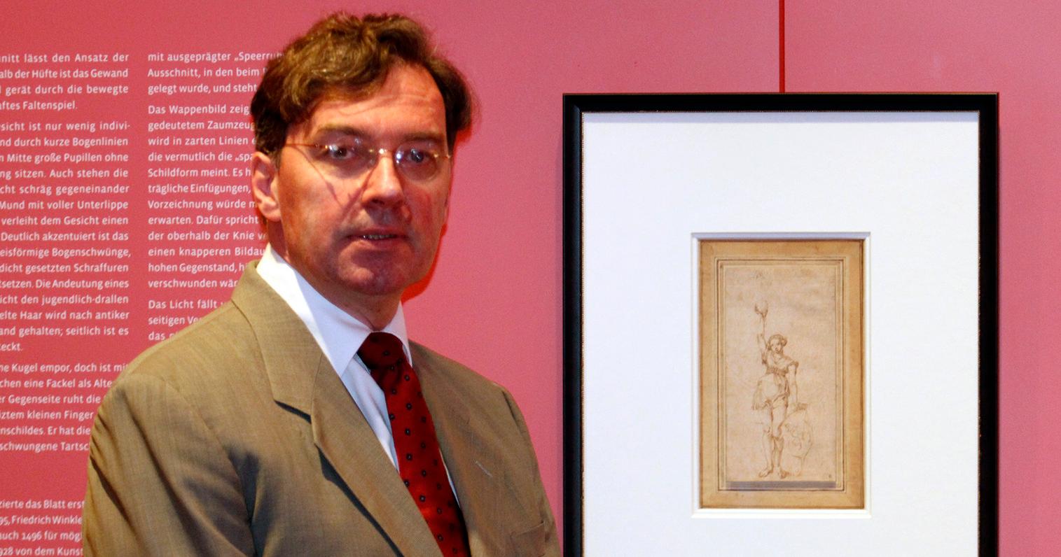 Dürer-Experte Dr. Thomas Schauerte präsentierte am Donnerstag die Zeichnung "Mädchen mit Fackel" des Nürnberger Künstlers.
