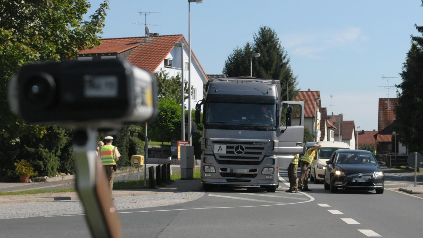 In Wimmelbach kontrolliert die Polizei am Ortsausgang, ob jemand zu schnell fährt. Auch beim Telefonieren am Steuer darf man sich nicht erwischen lassen, zeigt sich an diesem Tag.