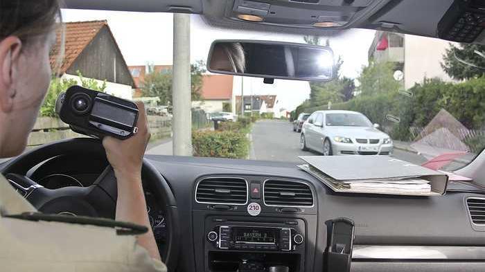 Erwischt: 51 km/h zeigt das Lasermessgerät an, als sich der graue BMW nähert, zu viel in der auf Tempo 30 beschränkten Schulstraße in Altdorf. Für den Fahrer heißt das: 80 Euro zahlen und Ärger über einen Punkt in der Verkehrssünderkartei in Flensburg. Erwischt: 51 km/h zeigt das Lasermessgerät an, als sich der graue BMW nähert, zu viel in der auf Tempo 30 beschränkten Schulstraße in Altdorf. Für den Fahrer heißt das: 80 Euro zahlen und Ärger über einen Punkt in der Verkehrssünderkartei in Flensburg.