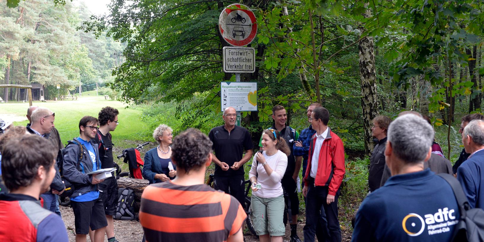 Treffpunkt Handtuchwiese im Meilwald: Hier wie auch an einigen anderen Orten wurden Schilder aufgestellt, die einen respektvollen Umgang von Mensch, Tier und Mountainbike einfordern.