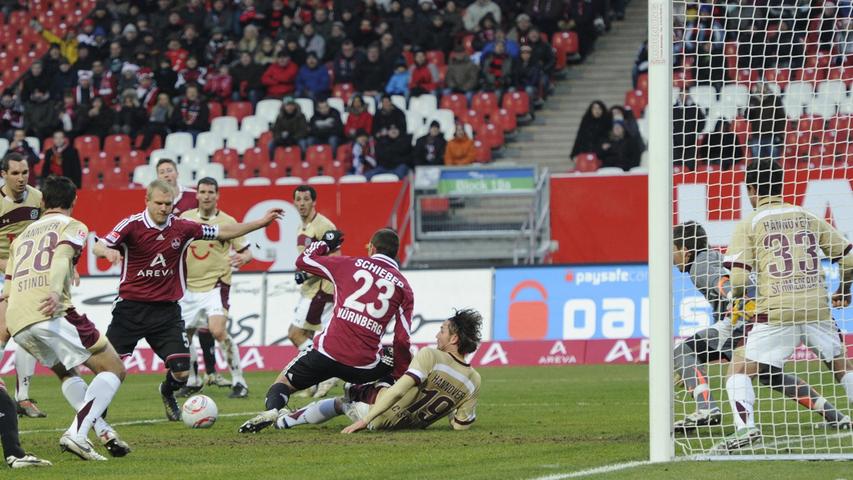 Von Julian Schieber freigesperrt, nimmt Andy Wolf beim 3:1-Heimsieg im Dezember 2010 Maß und knallt den Ball in die Maschen. Der erste Bundesliga-Treffer von Nürnbergs Kapitän mit dem Fuß bedeutet das 2:0. Beide Teams haben sich zuvor ein zerfahrenes Duell geliefert, ehe Ilkay Gündogan das Heft in die Hand nimmt. Nürnbergs Ideengeber sucht einen Abnehmer und findet Steven Cherundolo, der den Ball ins eigene Tor lenkt. Keine 180 Sekunden später drischt Wolf - wie beschrieben - das Spielgerät ins Netz. In der Schlussphase bringt Sergio Pinto die Gäste auf Tuchfühlung. Doch sechs Minuten später tüten die bewährten Offensivkräfte den Heimdreier - und damit zugleich auch den letzten Bundesliga-Sieg gegen Hannover - ein: Gündogan setzt sich leichtfüßig in Szene, flankt auf Schieber, Kopfball, Tor. Von Julian Schieber freigesperrt, nimmt Andy Wolf beim 3:1-Heimsieg im Dezember 2010 Maß und knallt den Ball in die Maschen. Der erste Bundesliga-Treffer von Nürnbergs Kapitän mit dem Fuß bedeutet das 2:0. Beide Teams haben sich zuvor ein zerfahrenes Duell geliefert, ehe Ilkay Gündogan das Heft in die Hand nimmt. Nürnbergs Ideengeber sucht einen Abnehmer und findet Steven Cherundolo, der den Ball ins eigene Tor lenkt. Keine 180 Sekunden später drischt Wolf - wie beschrieben - das Spielgerät ins Netz. In der Schlussphase bringt Sergio Pinto die Gäste auf Tuchfühlung. Doch sechs Minuten später tüten die bewährten Offensivkräfte den Heimdreier - und damit zugleich auch den letzten Bundesliga-Sieg gegen Hannover - ein: Gündogan setzt sich leichtfüßig in Szene, flankt auf Schieber, Kopfball, Tor.